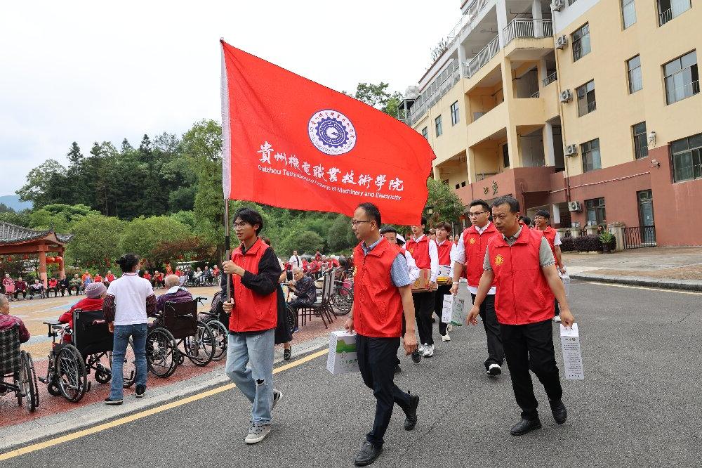 学院团委组织开展“情系养老院 浓浓敬老情”志愿服务活动